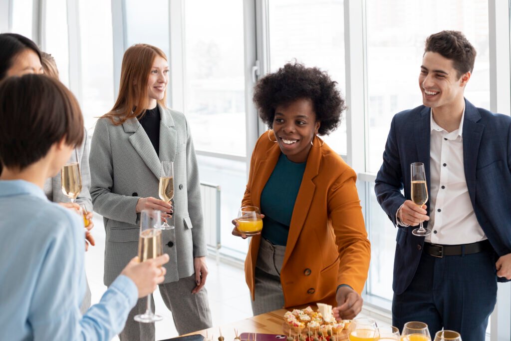 feche-as-pessoas-sorridentes-no-evento-de-trabalho (1)